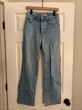 Levi’s Light Wash Ribcage Straight Jeans